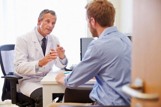 A beteg konzultál egy orvossal az osteochondrosis kezelésére szolgáló népi gyógymódokról