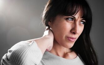 Egy nő aggódik a nyaki osteochondrosis tünetei miatt